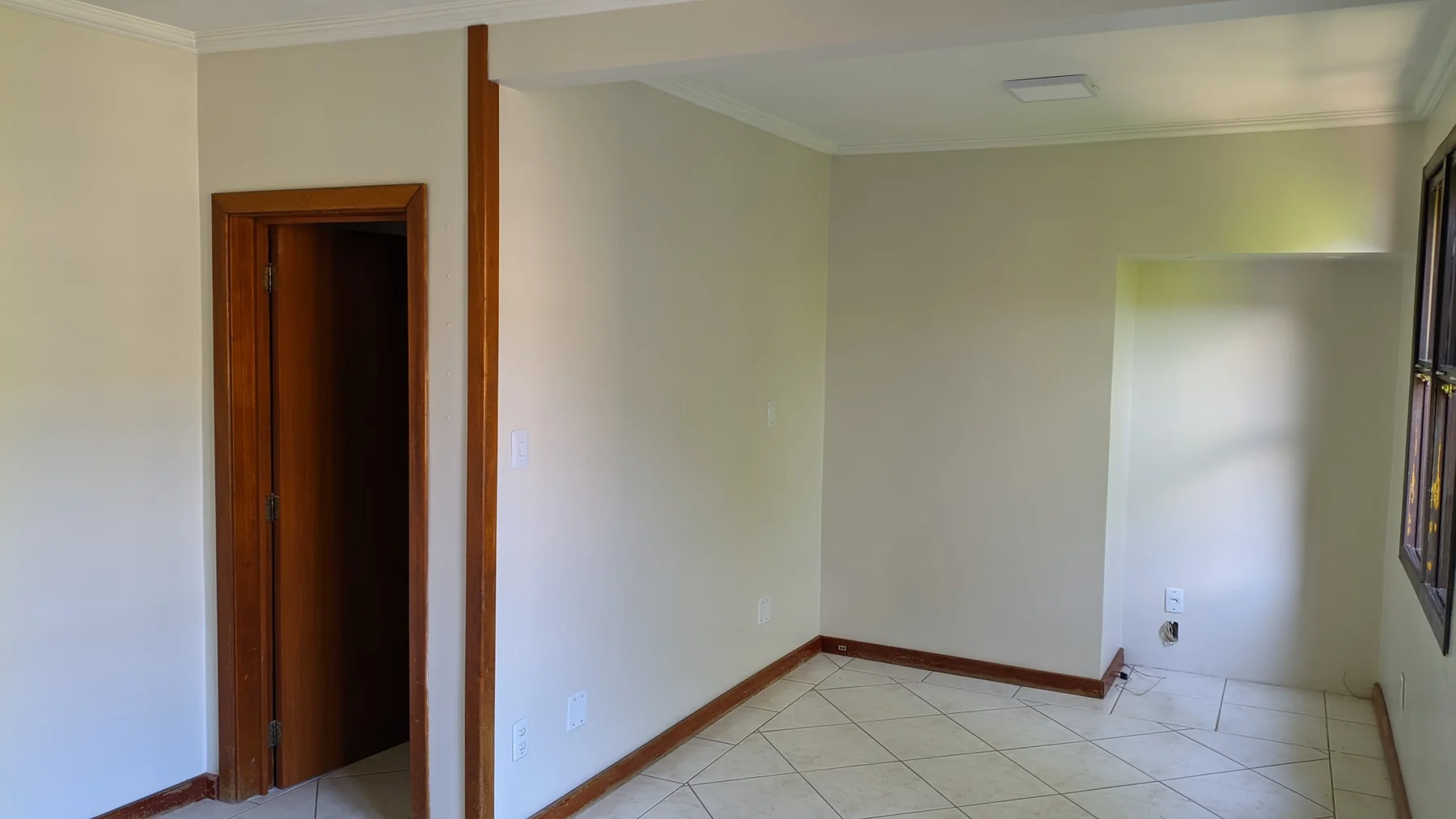 Sala de estar vista de outro ângulo