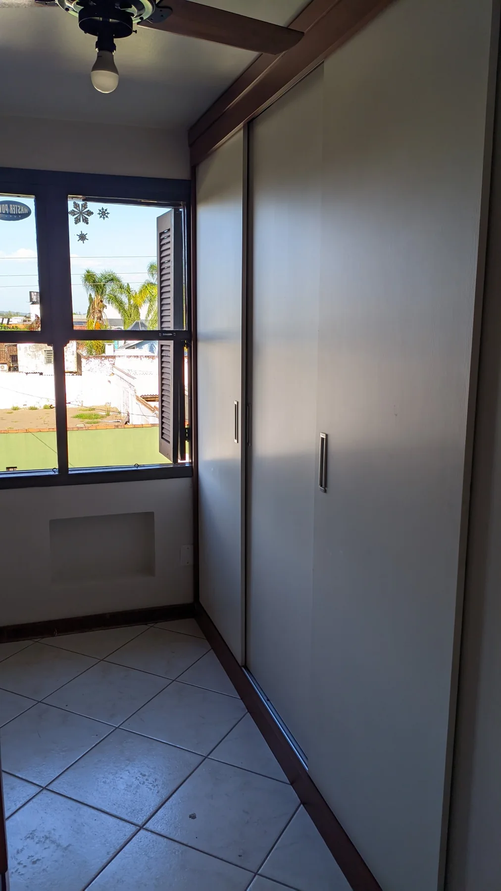 Armários e janela do apartamento
